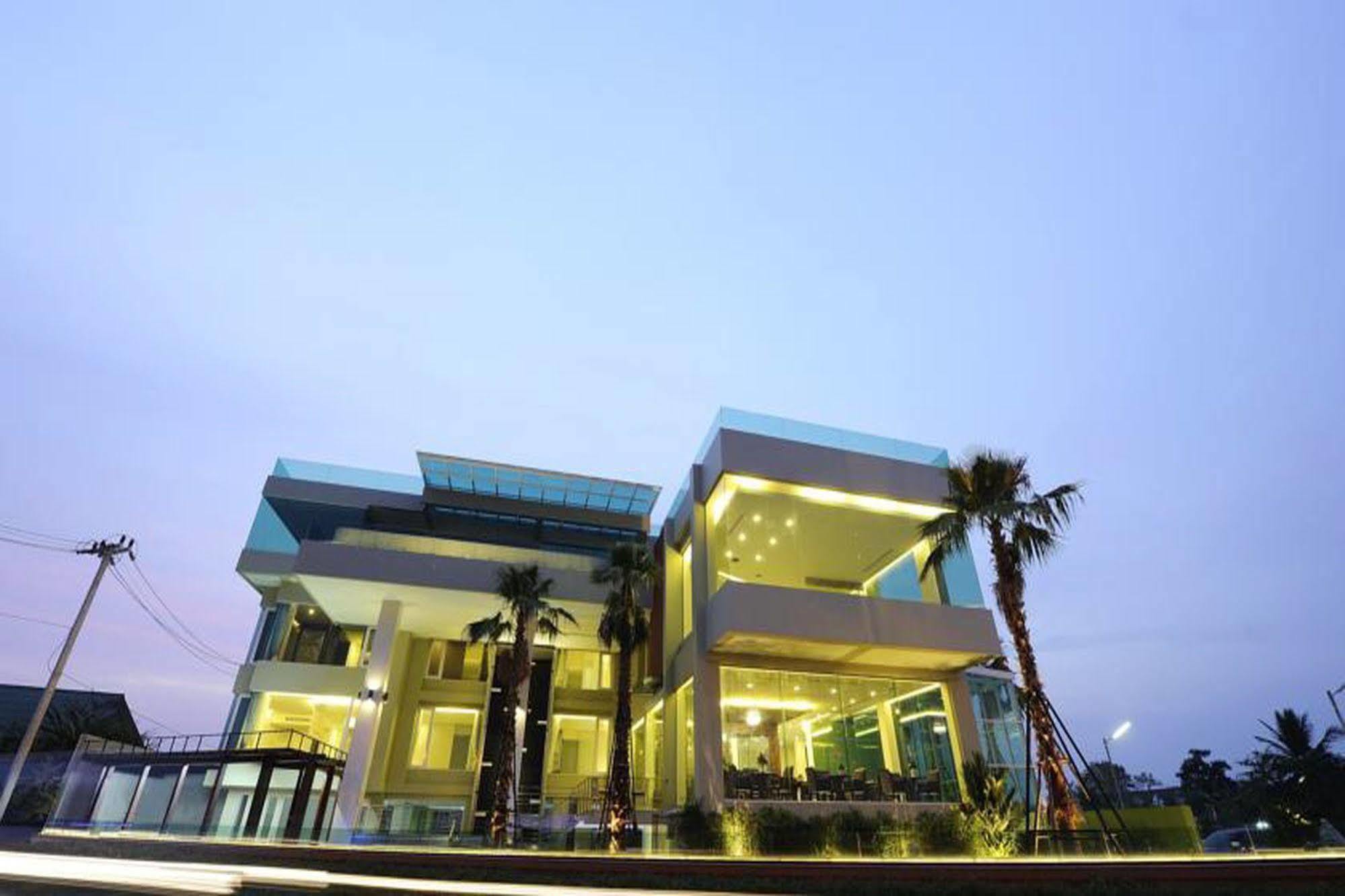 The Beverly Hills Hotel Nakhonratchasima Exterior foto