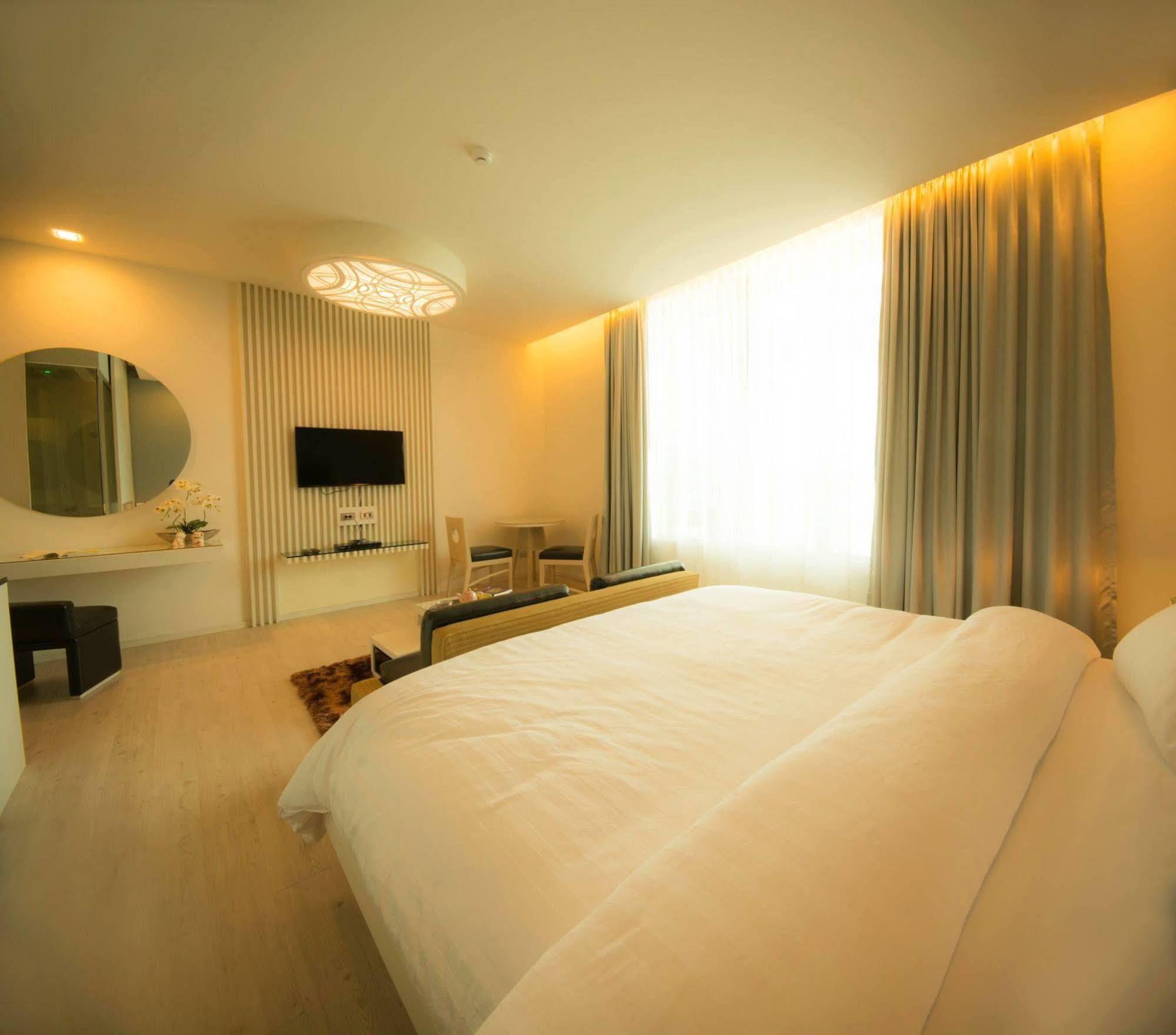 The Beverly Hills Hotel Nakhonratchasima Exterior foto