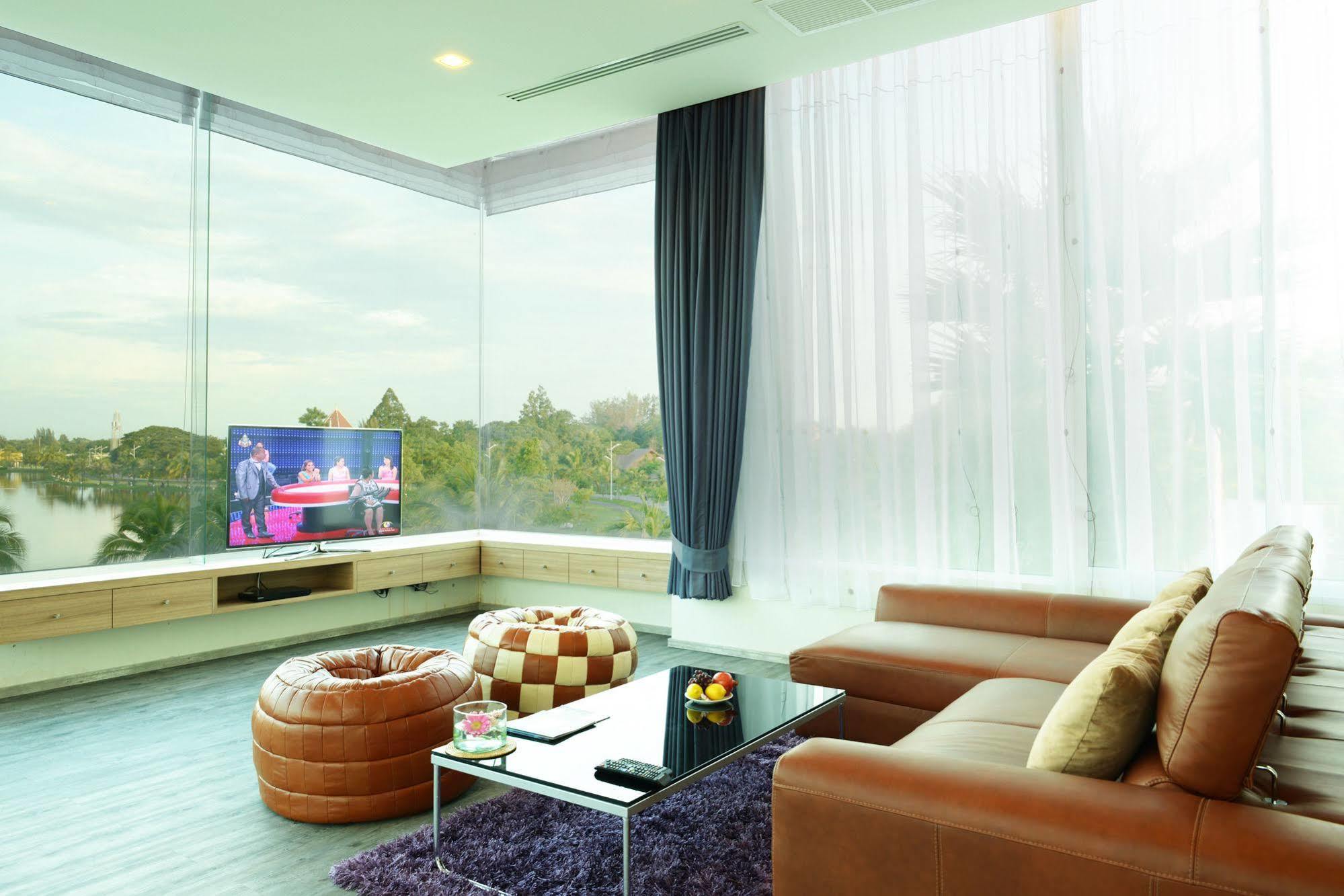 The Beverly Hills Hotel Nakhonratchasima Exterior foto