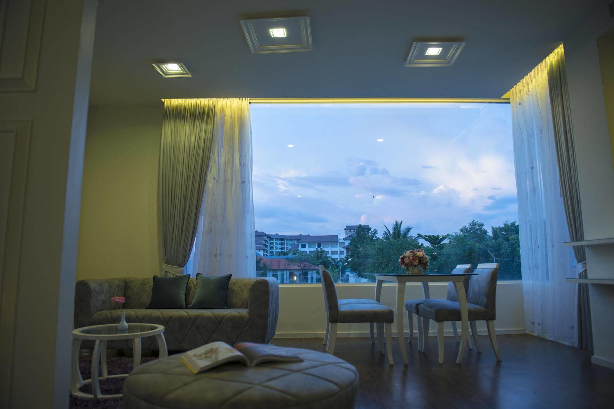 The Beverly Hills Hotel Nakhonratchasima Exterior foto