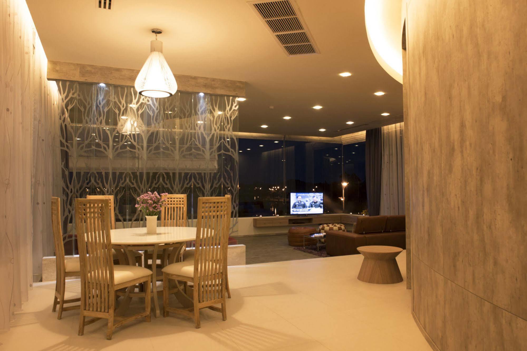 The Beverly Hills Hotel Nakhonratchasima Exterior foto